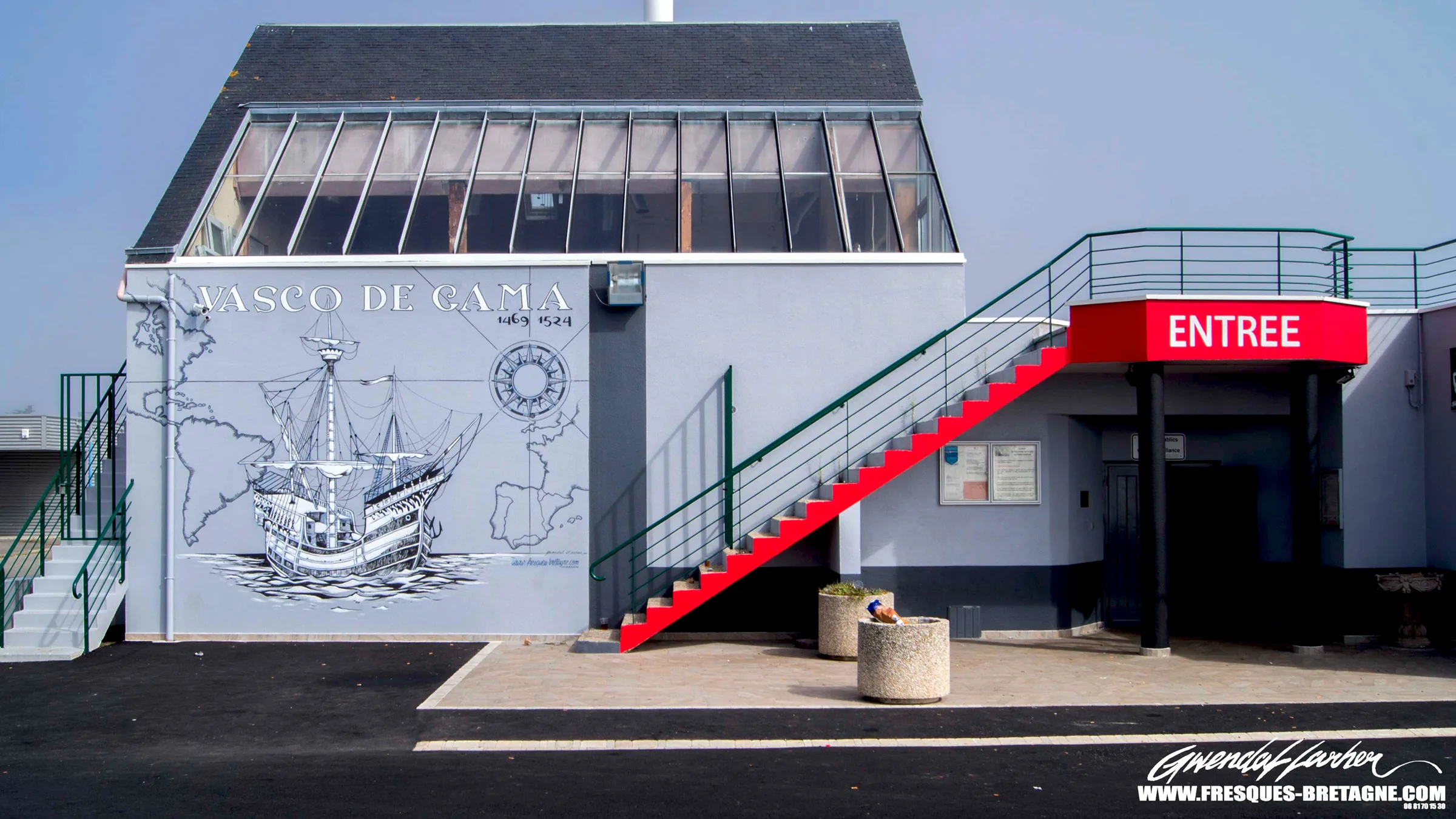 Fresque murale street art à thème maritime habillant la façade d'un commerce à Roscoff.